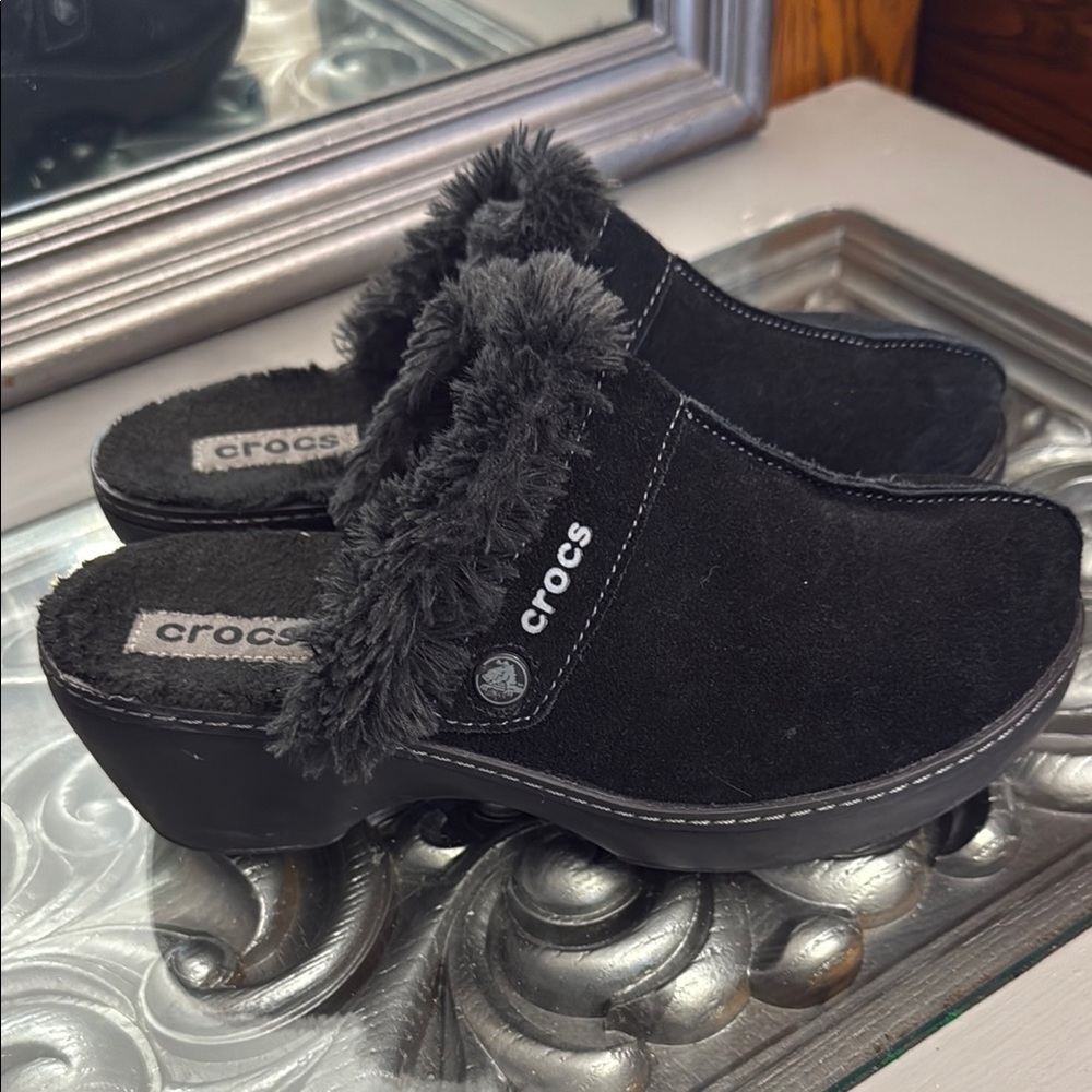 CROCS Black Fuzzy Lined Mules